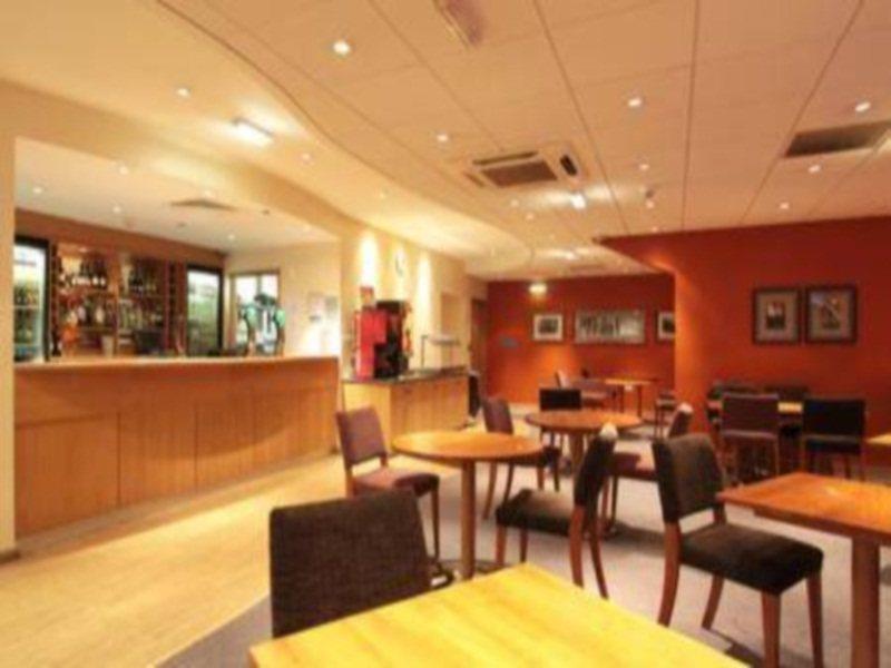Travelodge Birmingham Central Broadway Plaza Екстериор снимка