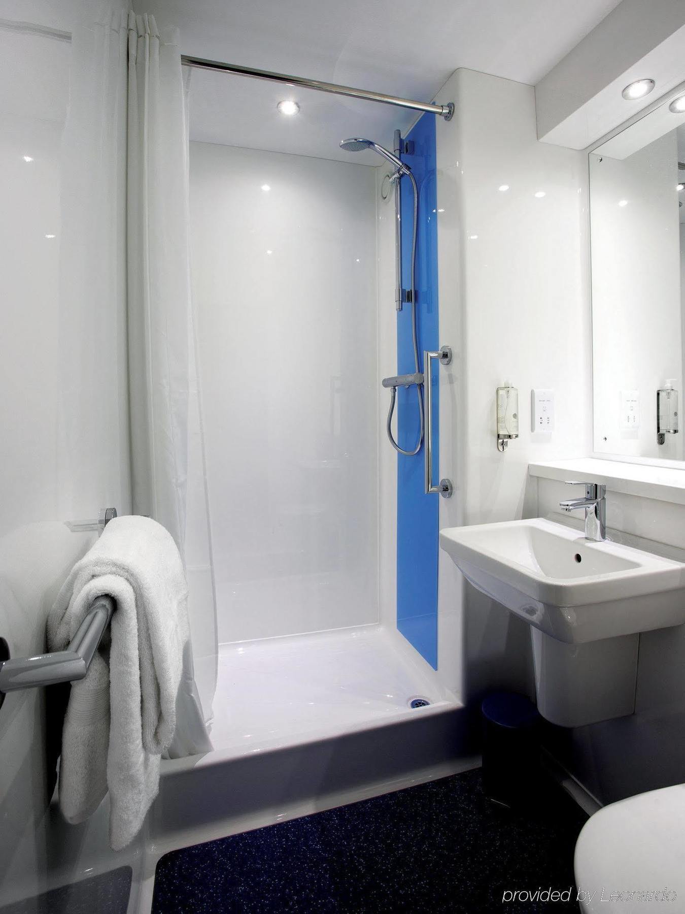 Travelodge Birmingham Central Broadway Plaza Екстериор снимка