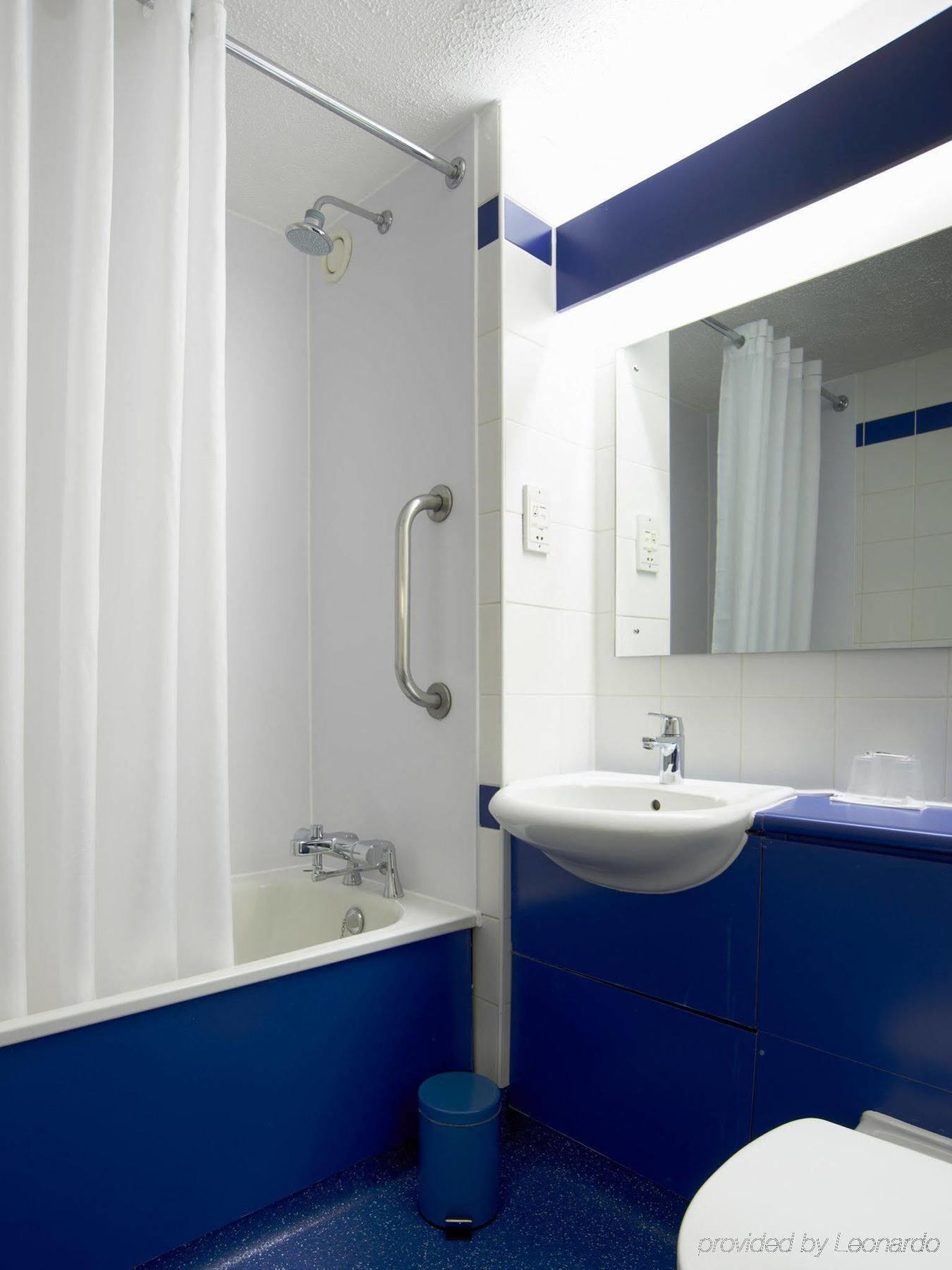 Travelodge Birmingham Central Broadway Plaza Екстериор снимка