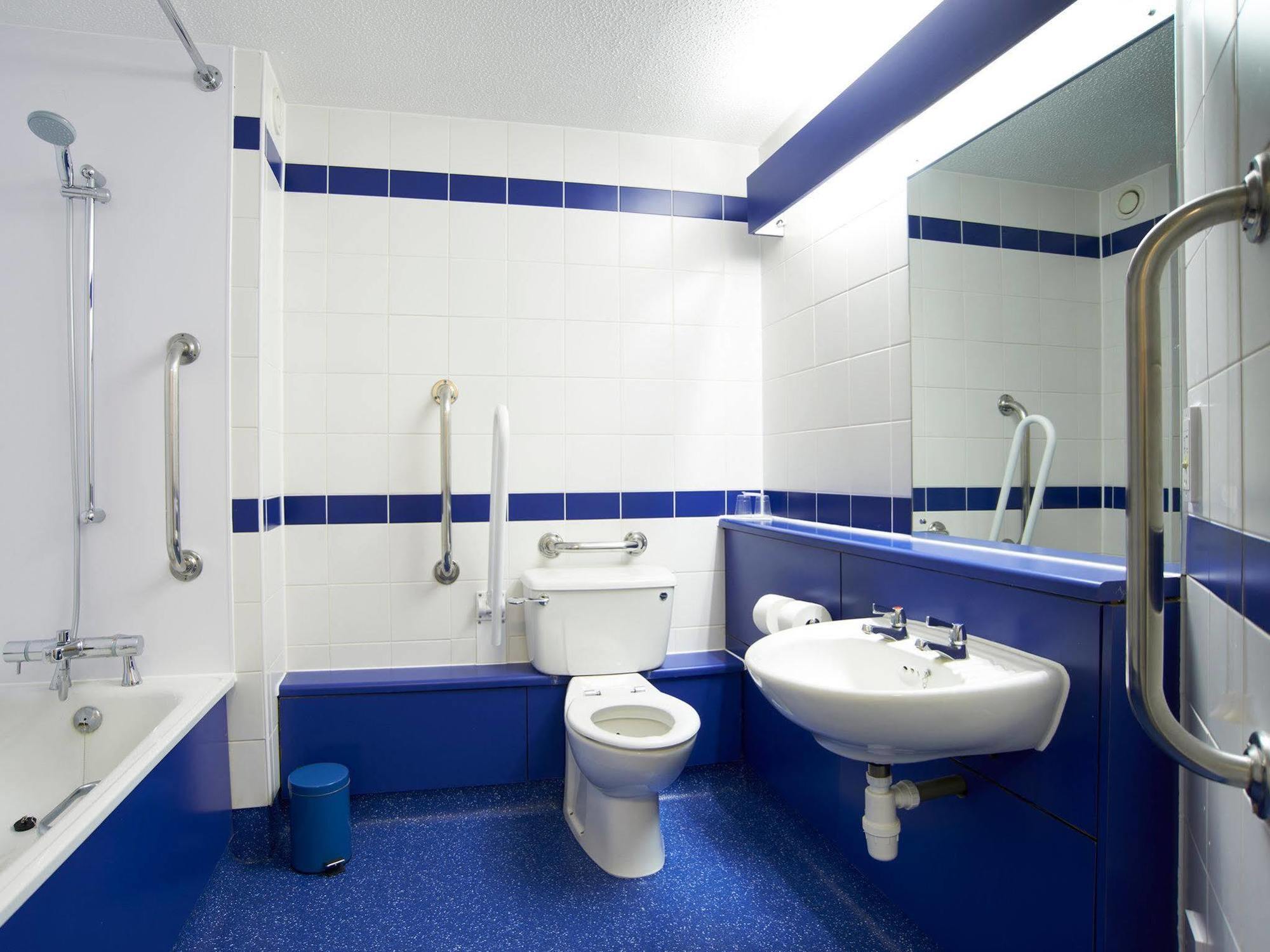 Travelodge Birmingham Central Broadway Plaza Екстериор снимка