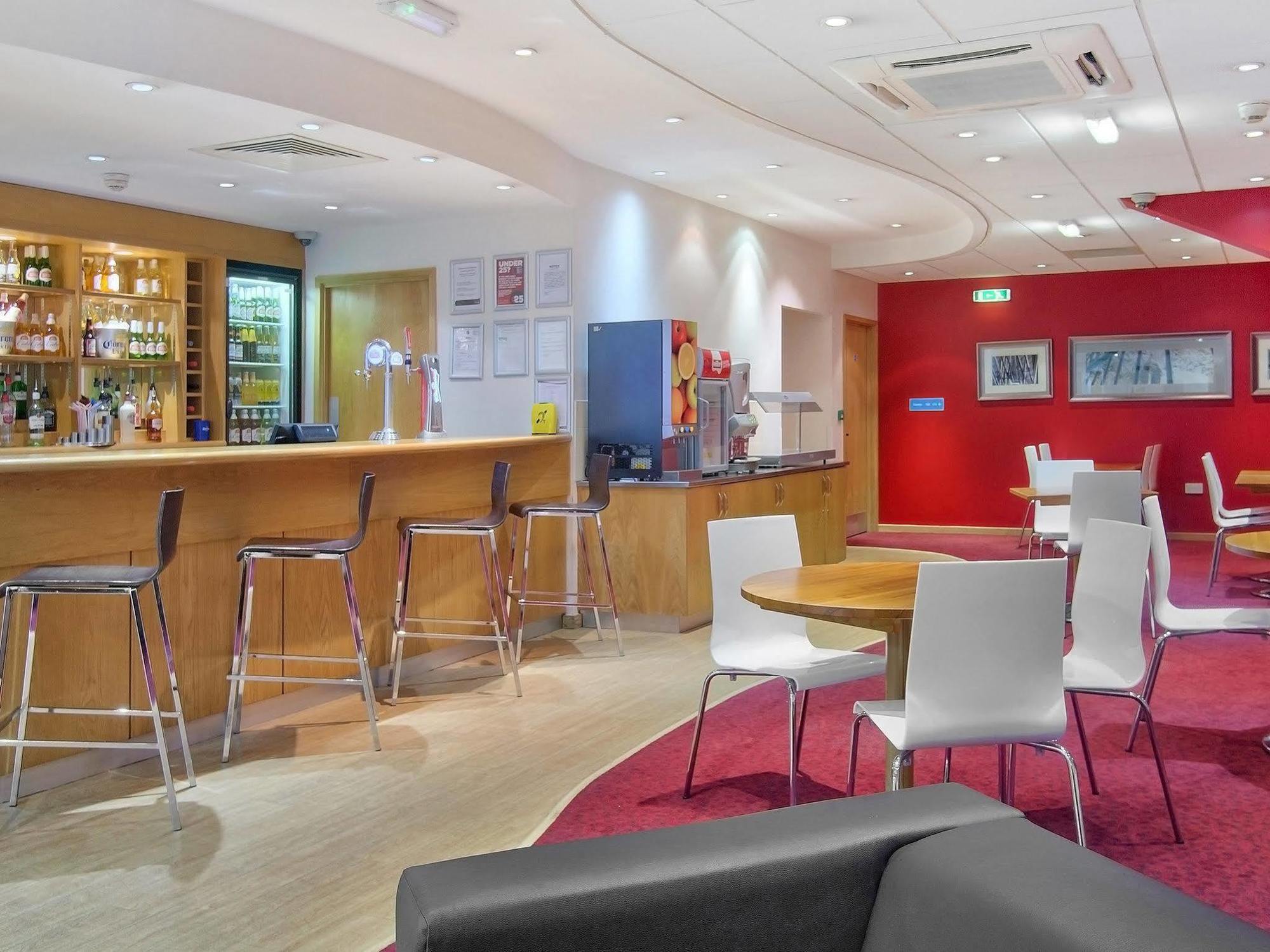 Travelodge Birmingham Central Broadway Plaza Екстериор снимка