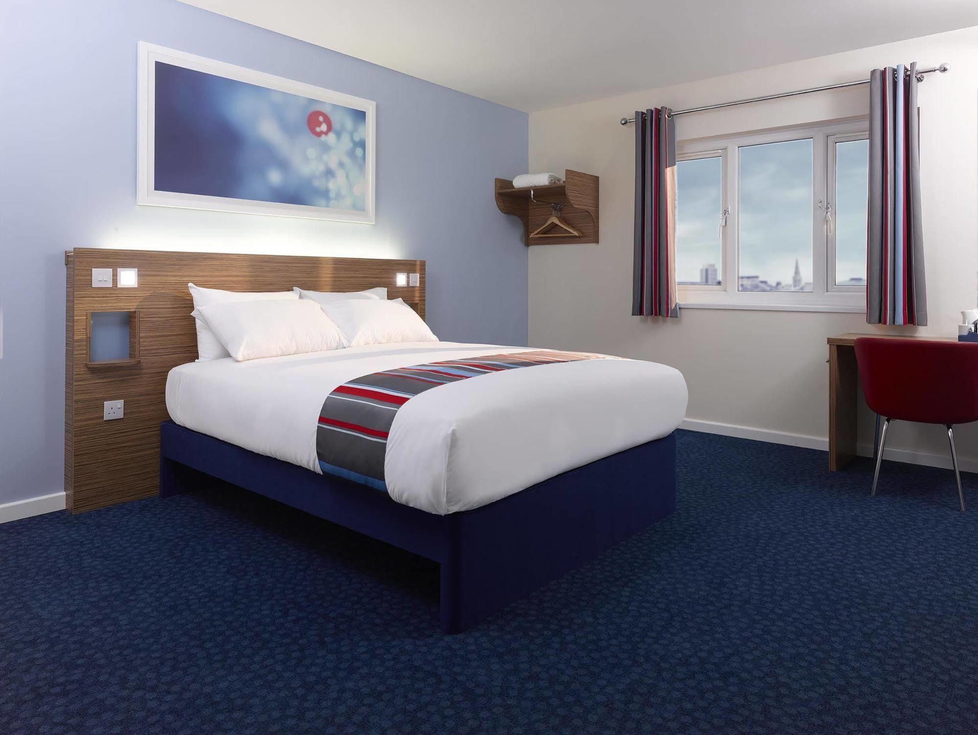 Travelodge Birmingham Central Broadway Plaza Екстериор снимка
