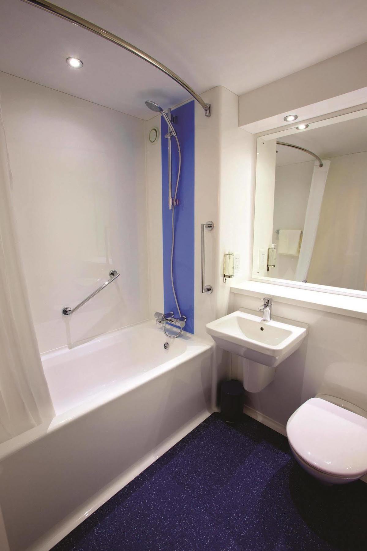 Travelodge Birmingham Central Broadway Plaza Екстериор снимка