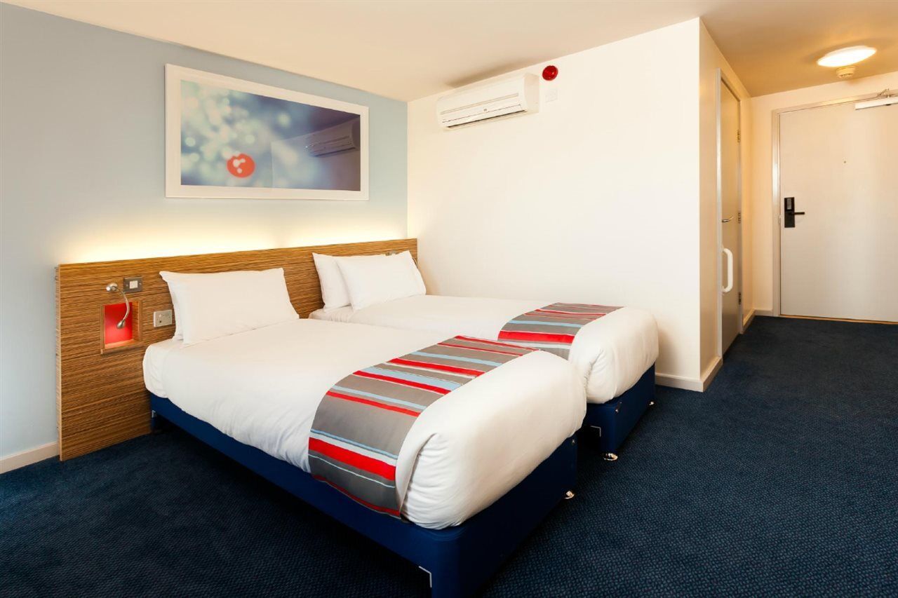 Travelodge Birmingham Central Broadway Plaza Екстериор снимка